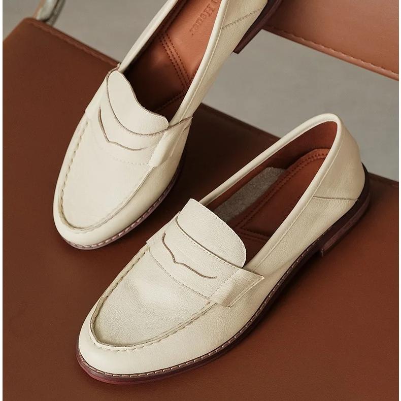 Beige loafers med blockklack i mjukt läder för kvinnor
