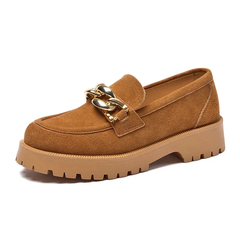 Bruna loafers i mocka med guldspänne och tjock sula