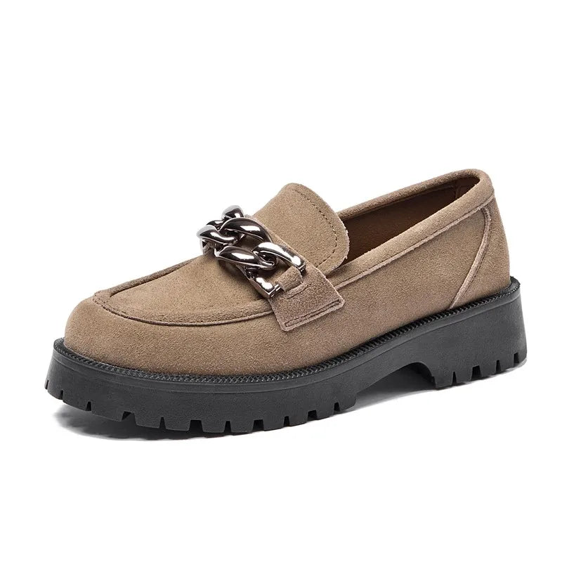 Beige loafers i mocka med guldspänne och tjock sula