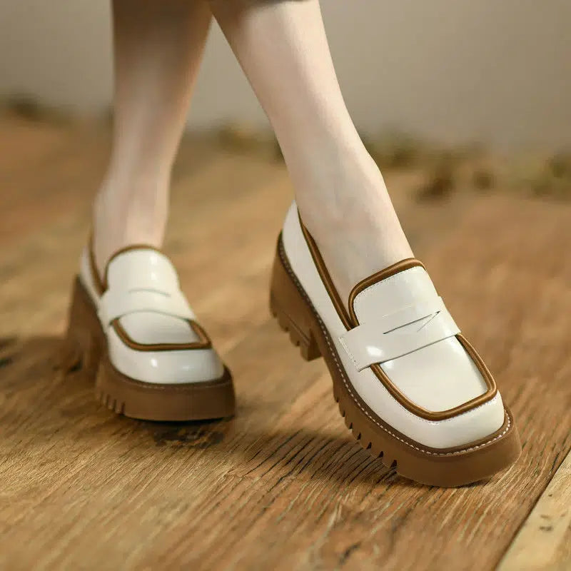 Lackerade tvåfärgade beige loafers med tjock flexibel sula