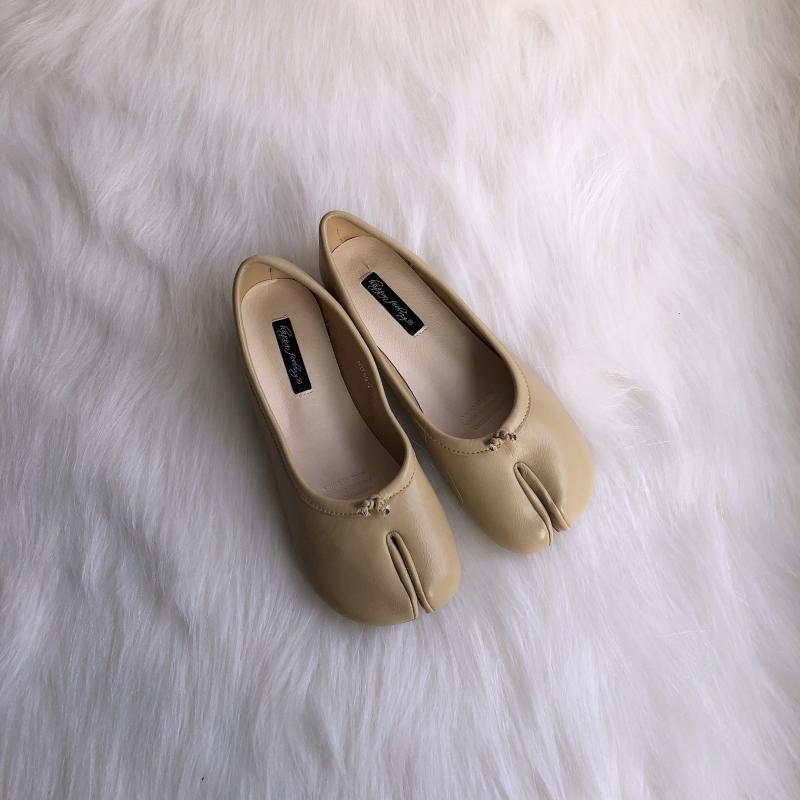 Platta beige ballerinor loafers tabi
