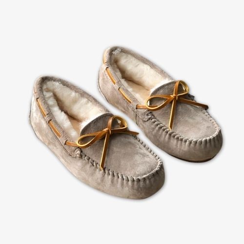 Ett par fodrade beige loafers mot ljus bakgrund