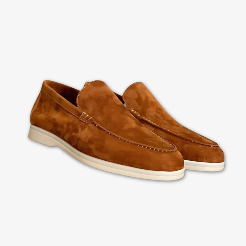 Stefano loafers i äkta läder i brunt, placerade på sin skolåda mot en grå bakgrund.