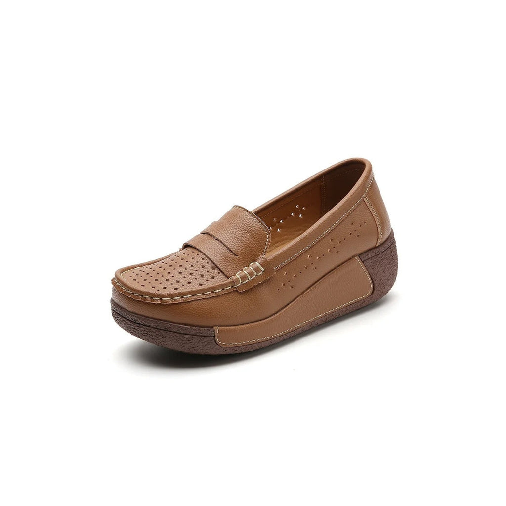 Perforerade loafers med kilklack i läder för dam