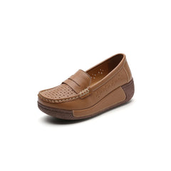 Perforerade loafers med kilklack i läder för dam, Brun