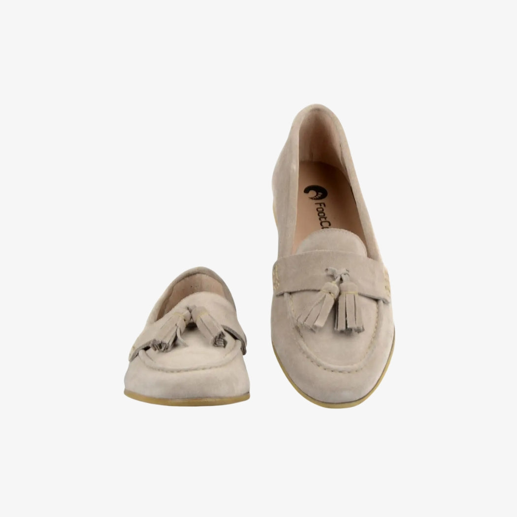 Loafers för dam i beige mocka, prydda med dekorativa tofsar på ovandelen för en raffinerad och tidlös stil. De här skorna med platt klack ger optimal komfort och en elegant look, perfekta för daglig användning eller avslappnade tillfällen.