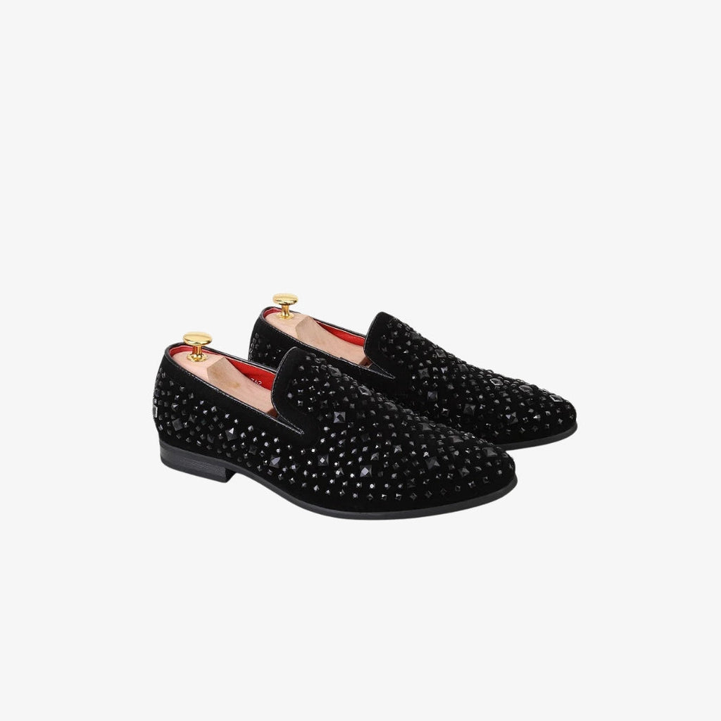 Bröllopsloafers för herr i mocka, dekorerade med glittrande metallglitter på ovandelen. De eleganta skorna ger en touch av lyx och glamour åt en formell outfit, idealiska för ett särskilt tillfälle.