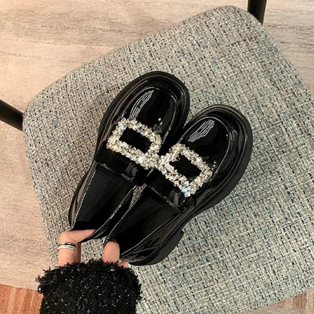 Svarta lackloafers med strassspänne för dam