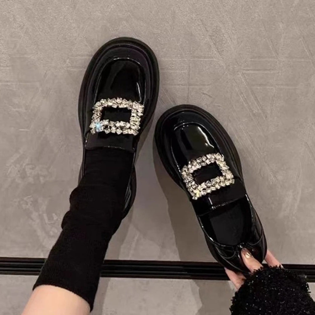 Svarta lackloafers med strassspänne för dam