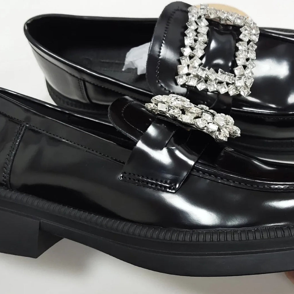 Svarta lackloafers med strassspänne för dam