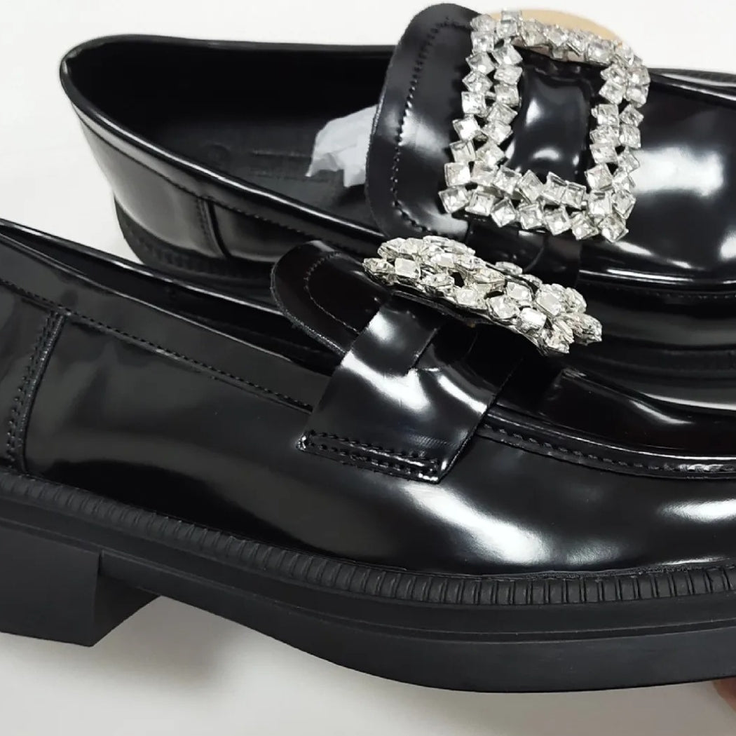 Svarta lackloafers med strassspänne för dam