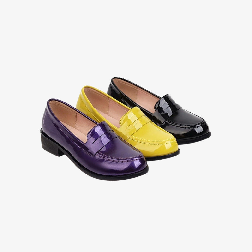 Lackloafers för dam, tillgängliga i tre livfulla färger: svart, gult och lila. Dessa eleganta och glansiga skor har en klassisk design med låg sula och passar perfekt för att ge en avslappnad eller chic outfit en touch av stil.