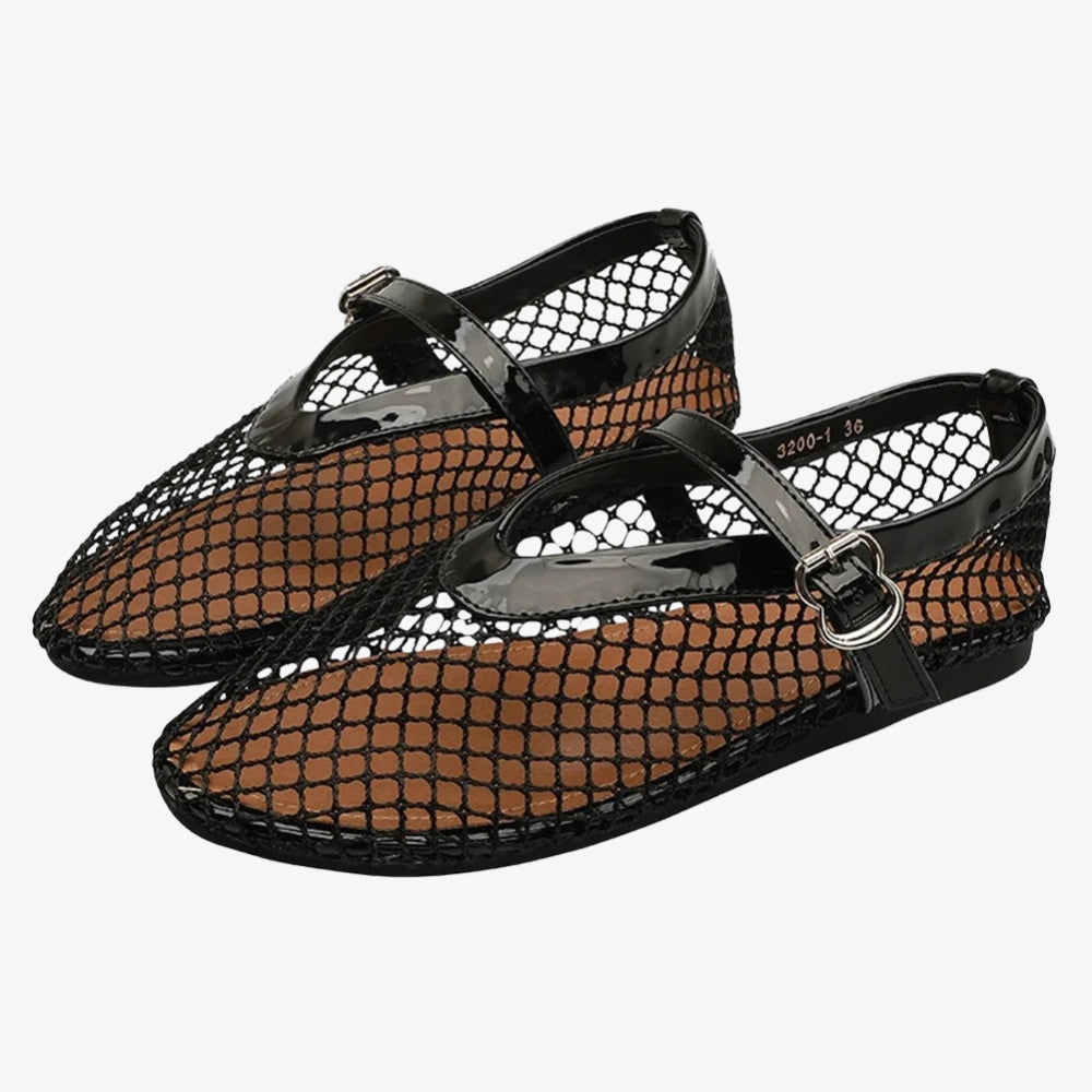 Svart ballerina loafer i mesh med lackrem i Mary Jane-stil, mot en grå bakgrund