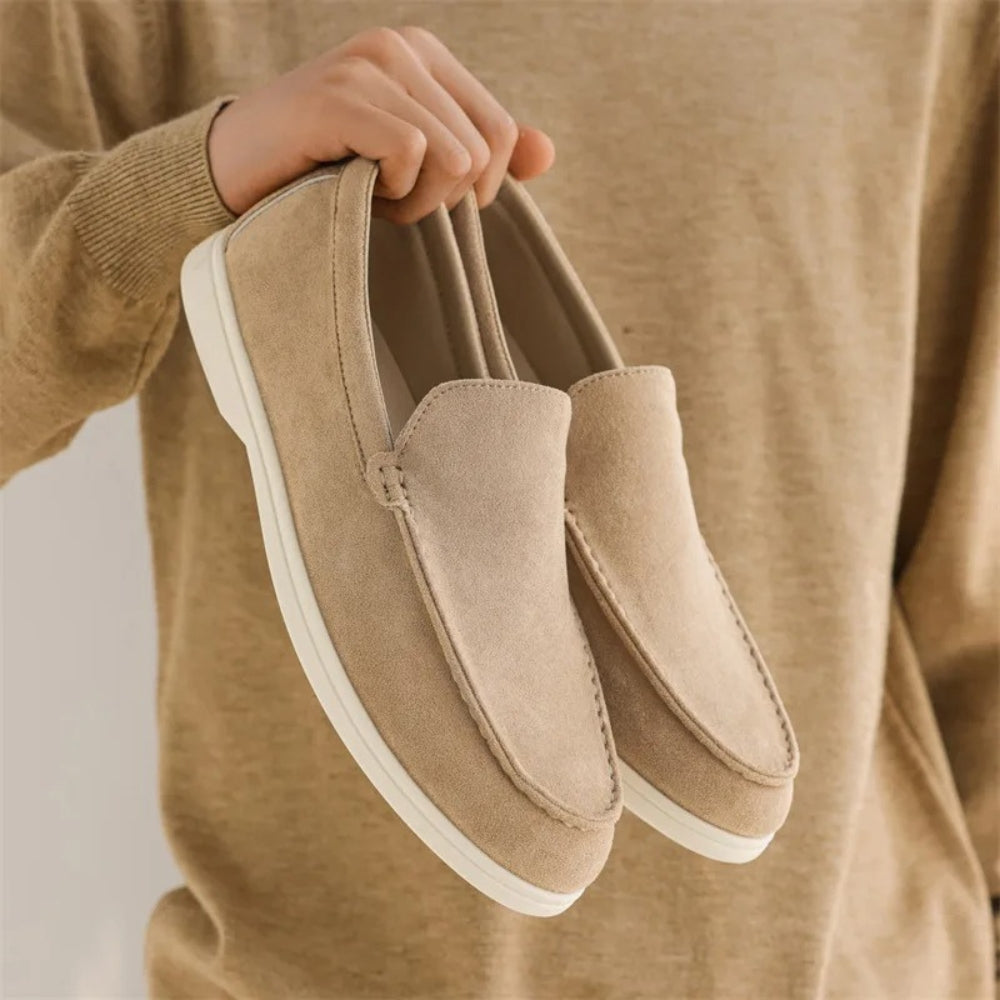 Slip on loafers i mocka med vit sula för herr