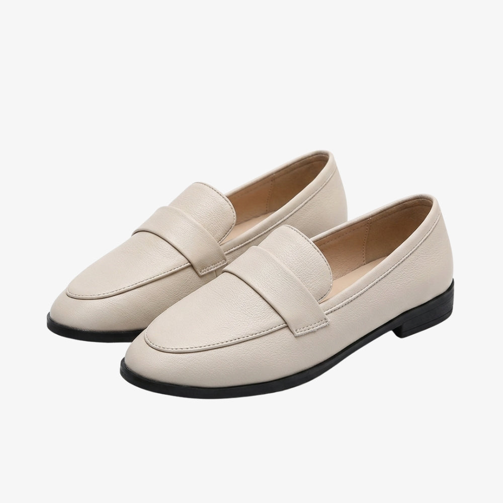 Elegant och minimalistisk loafer i vitt syntetiskt läder mot grå bakgrund