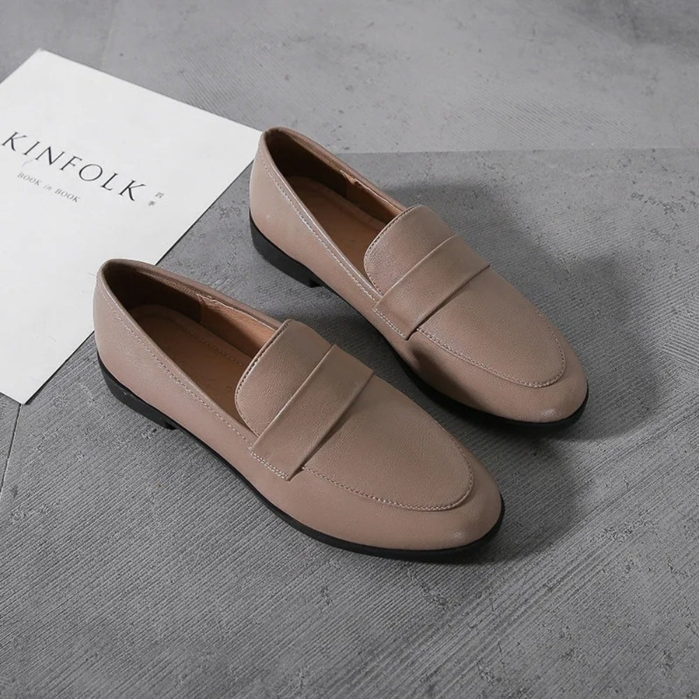 Minimalistisk loafer i syntetiskt läder för dam