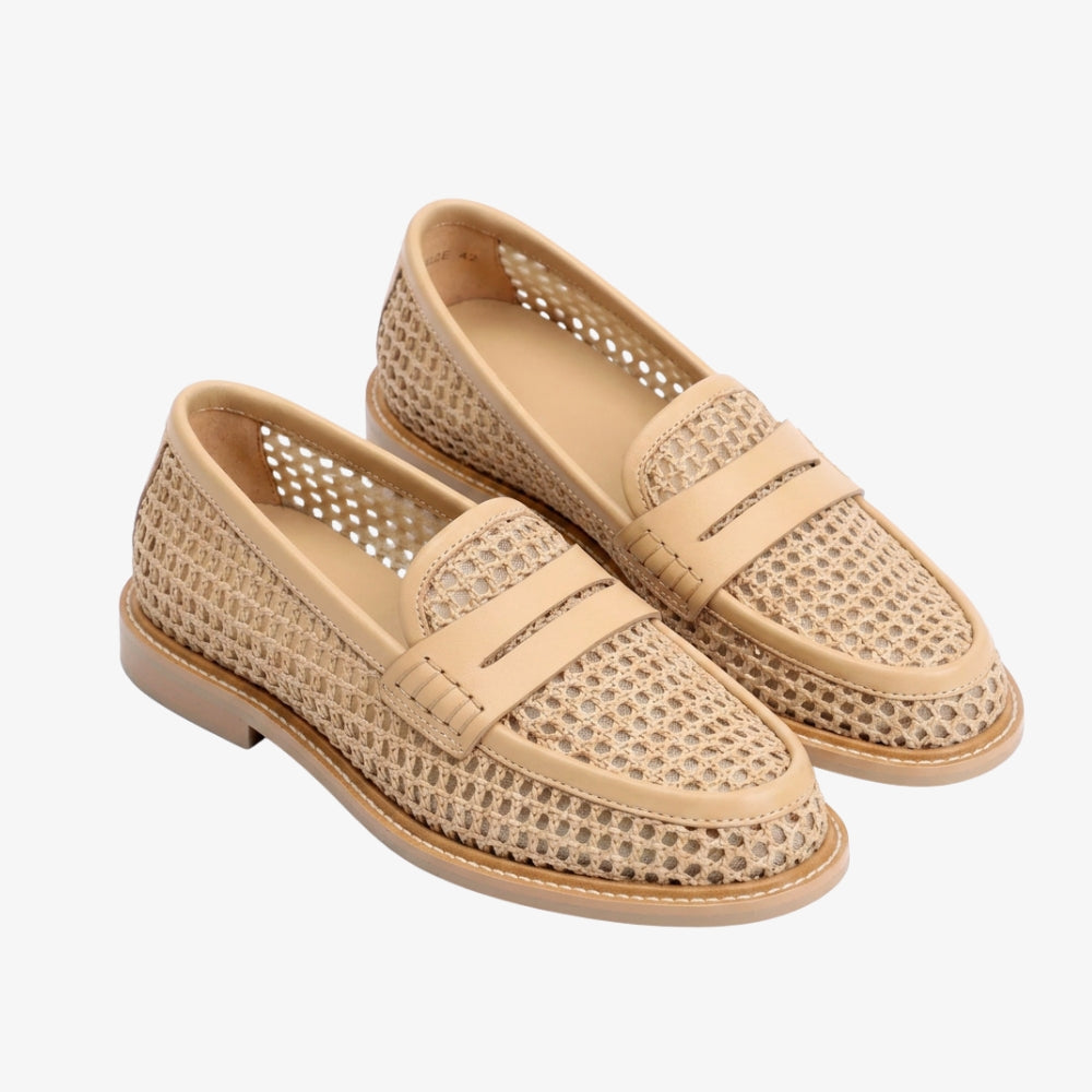 Loafer i mesh och beige läder för dam mot grå bakgrund