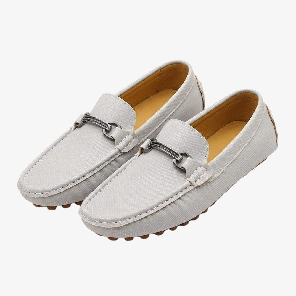 Vita loafers i texturerat läder för herr i old money-stil, mot grå bakgrund