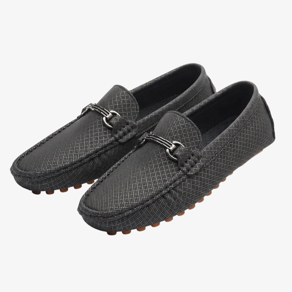 Loafers i texturerat läder för herr med silverfärgat spänne