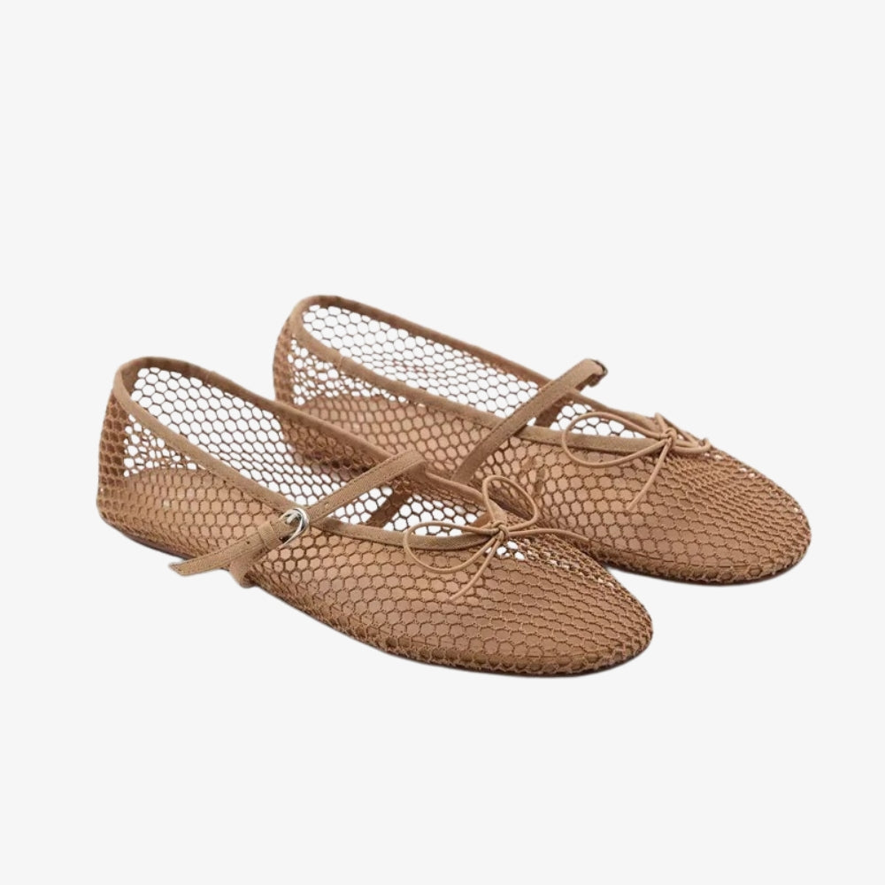 Beige ballerina loafer i nät med en rem och en rosett, på grå bakgrund