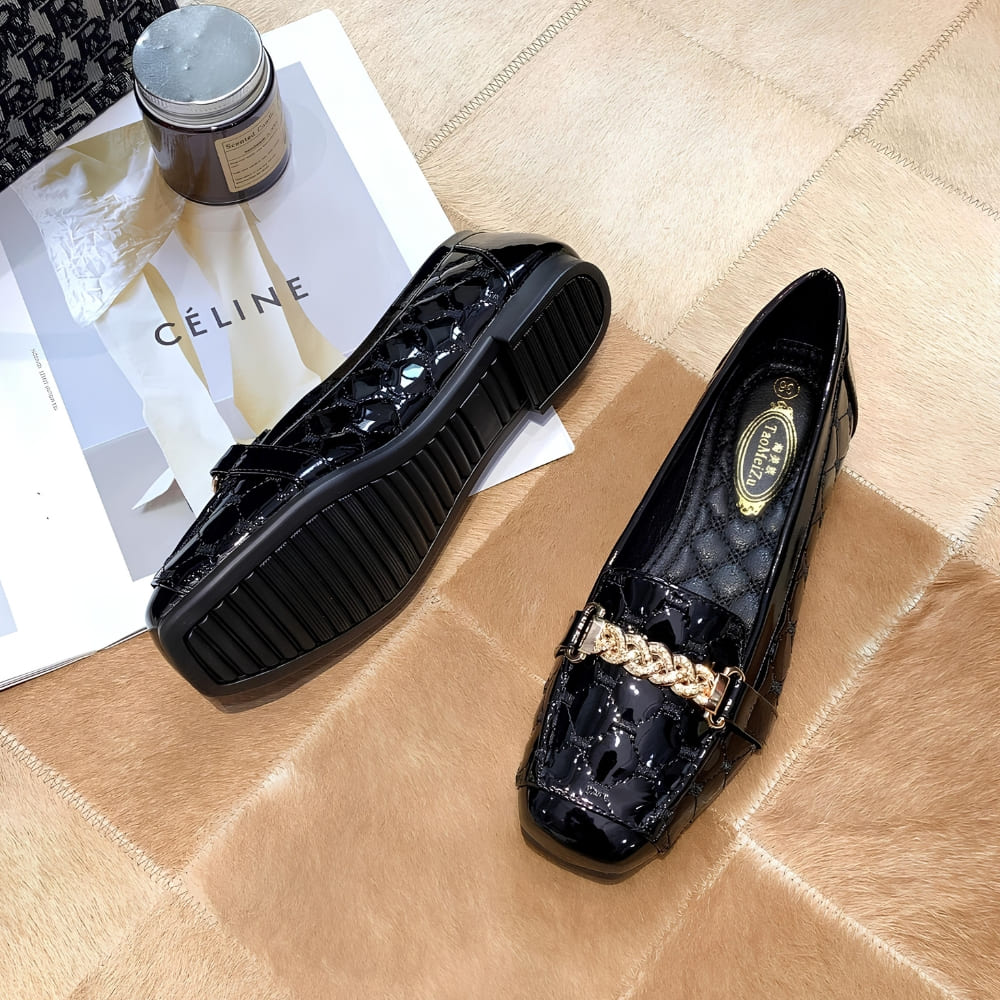 Loafers i lackimiterat läder för kvinnor med dekorativ guldkedja, bild 4 av 7