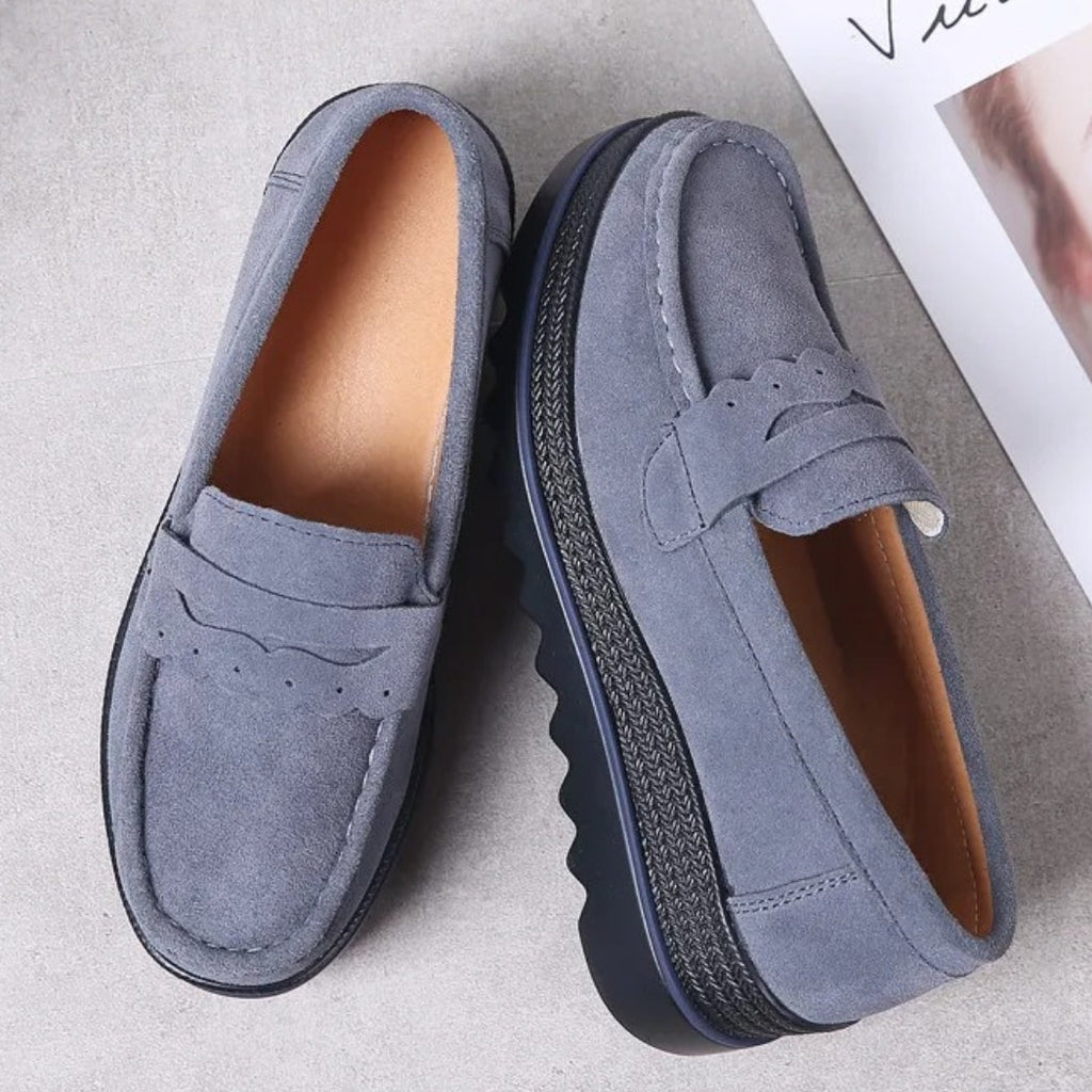 Loafers i mocka med kilsula för dam