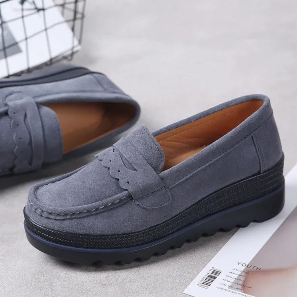 Loafers i mocka med kilsula för dam