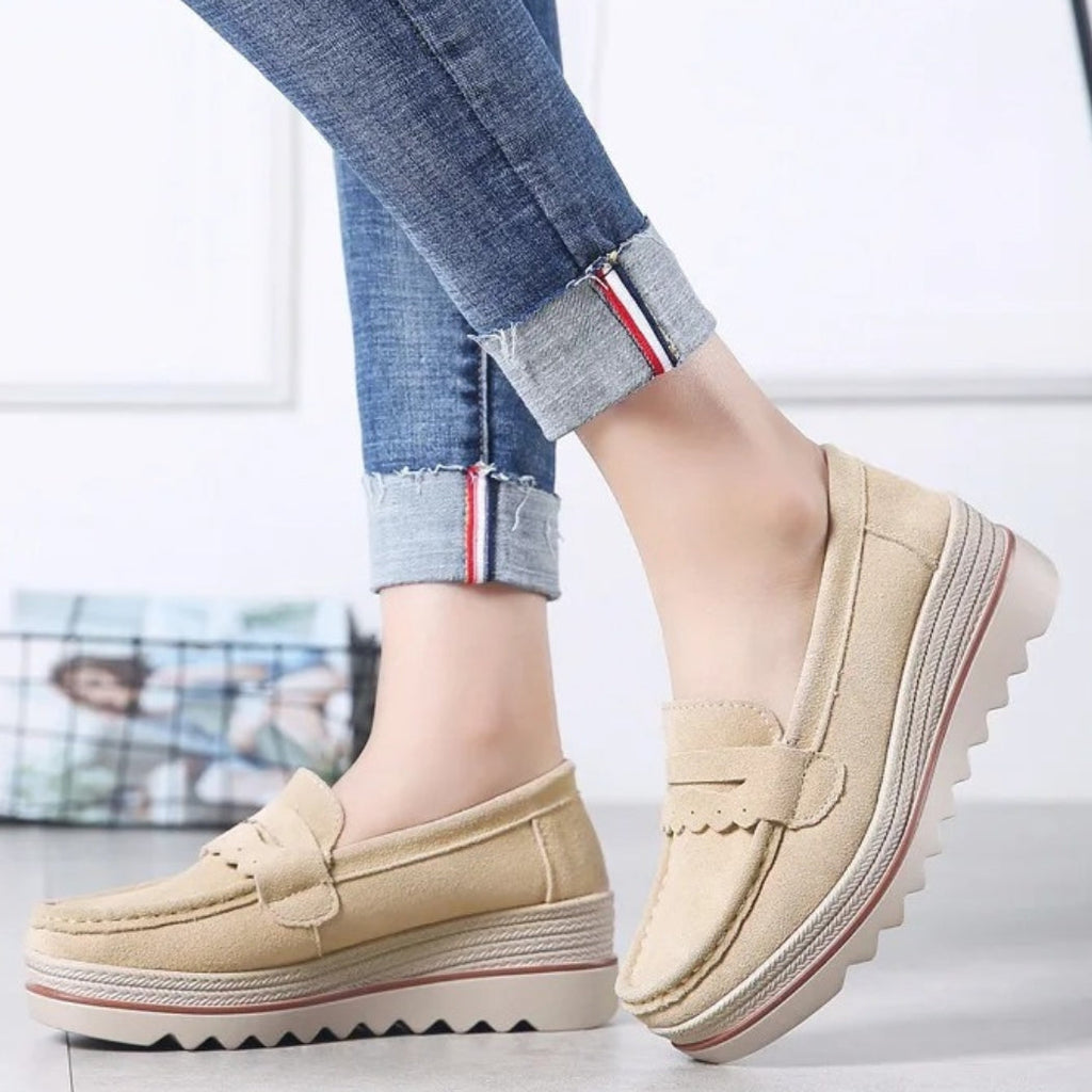 Loafers i mocka med kilsula för dam