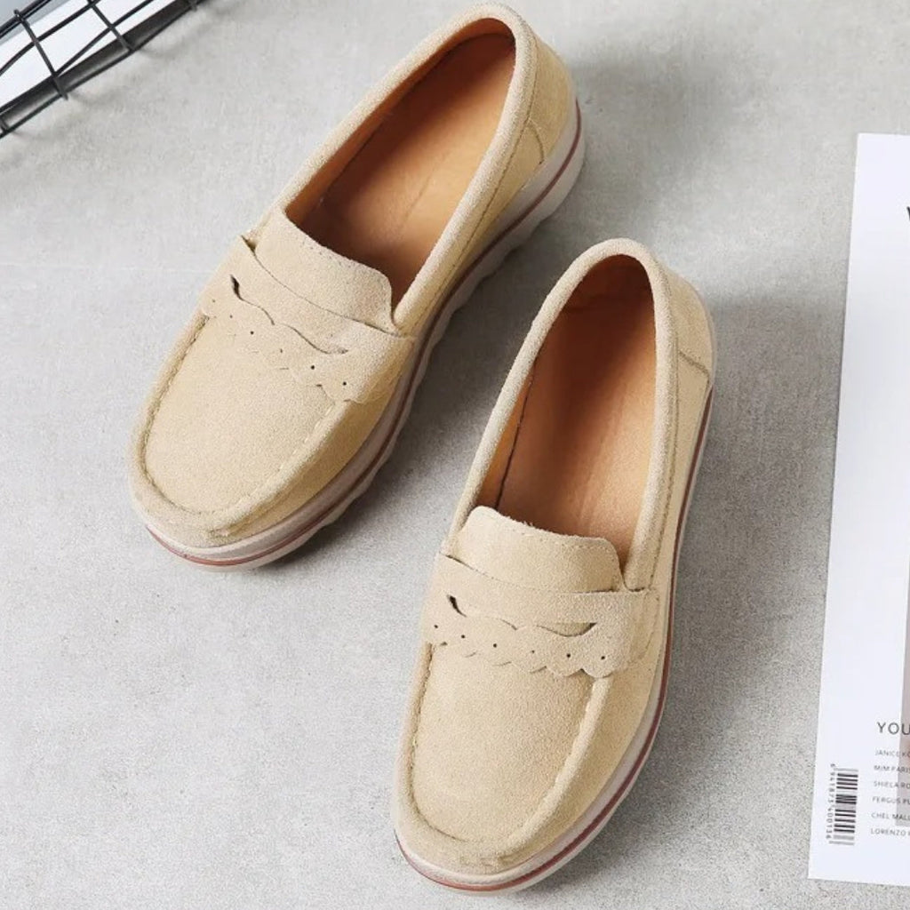 Loafers i mocka med kilsula för dam