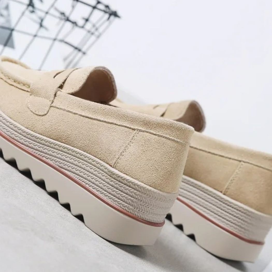 Loafers i mocka med kilsula för dam