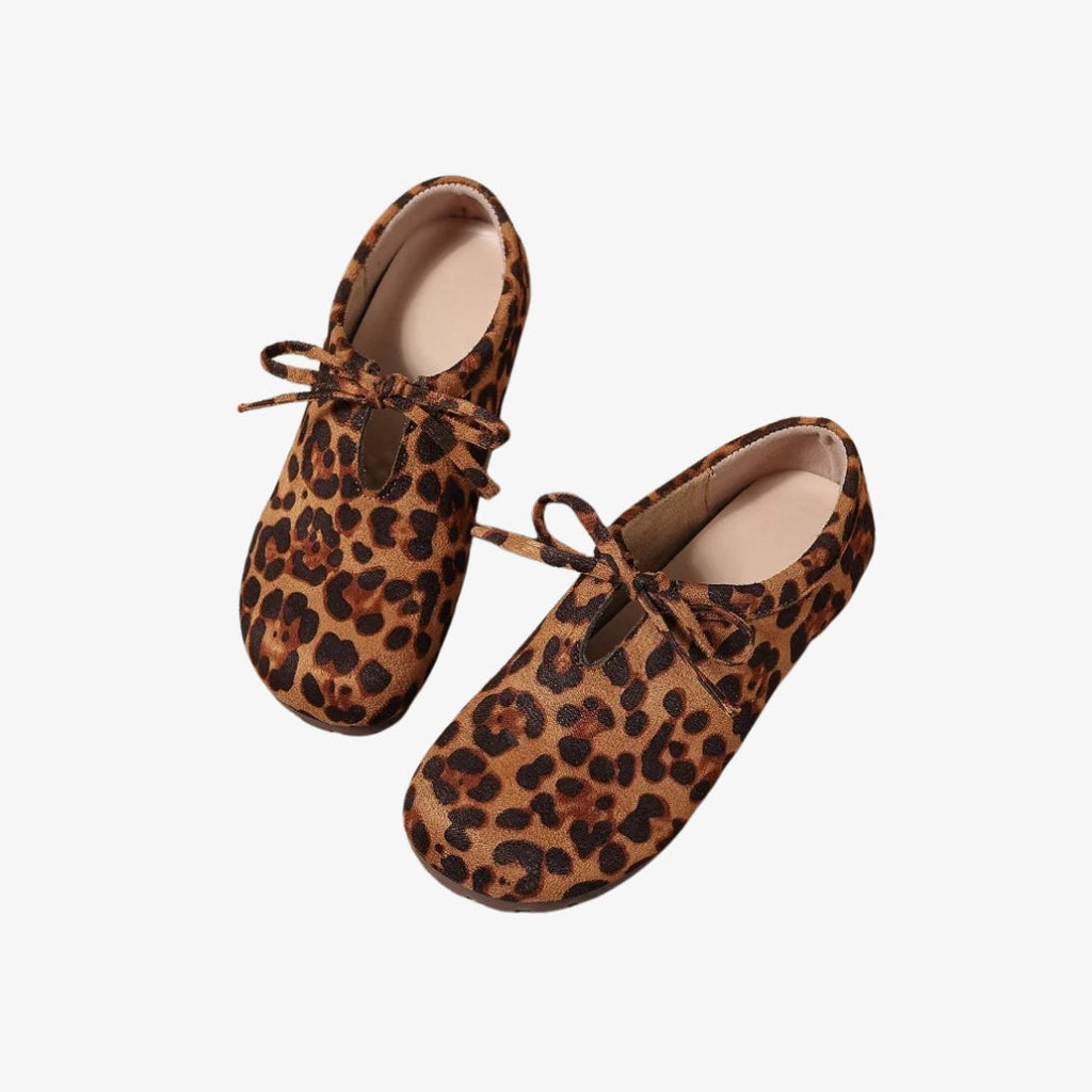 Loafers för dam i syntetisk mocka med ett djärvt leopardmönster. De eleganta skorna är prydda med en fin rosett på ovandelen som ger en feminin touch. Sköna och lätta, idealiska för en casual-chic stil.