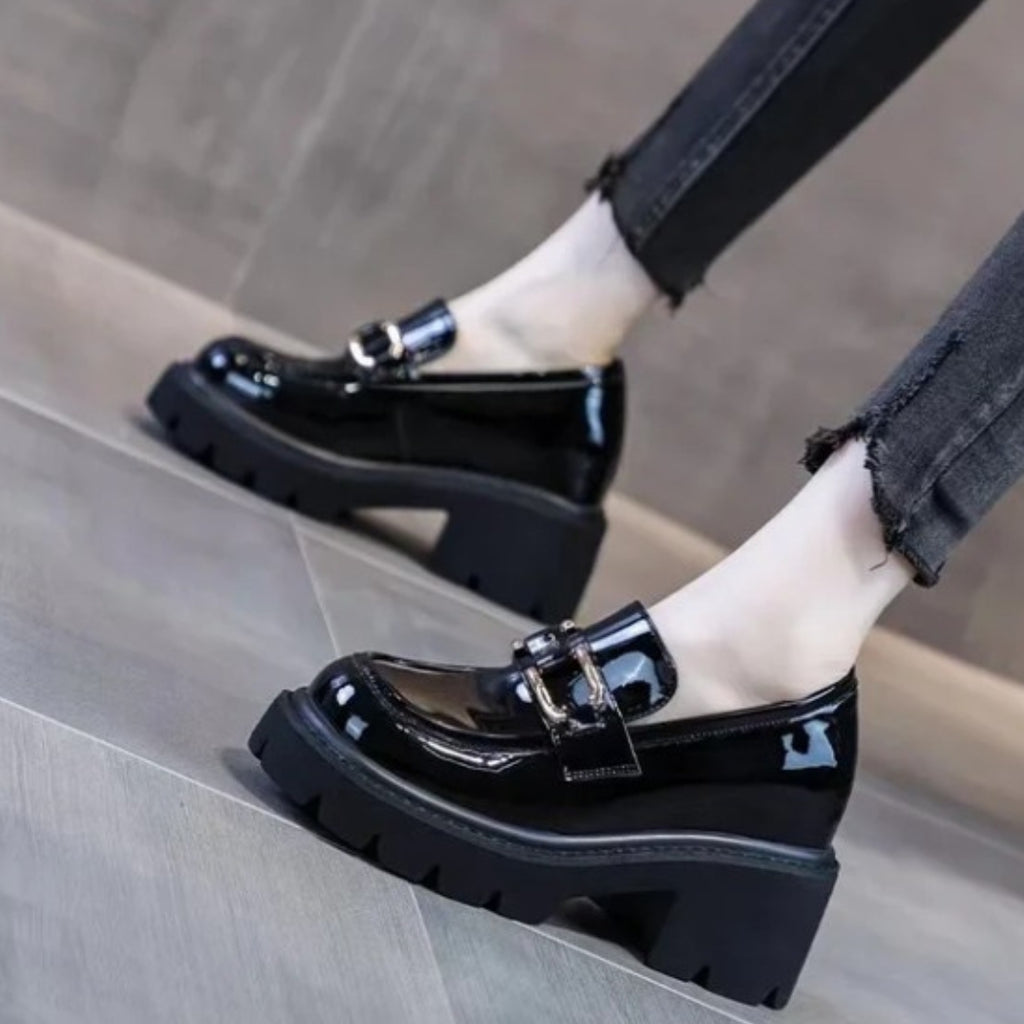 Lackade loafers med klack och tjock sula, bild 2 av 7