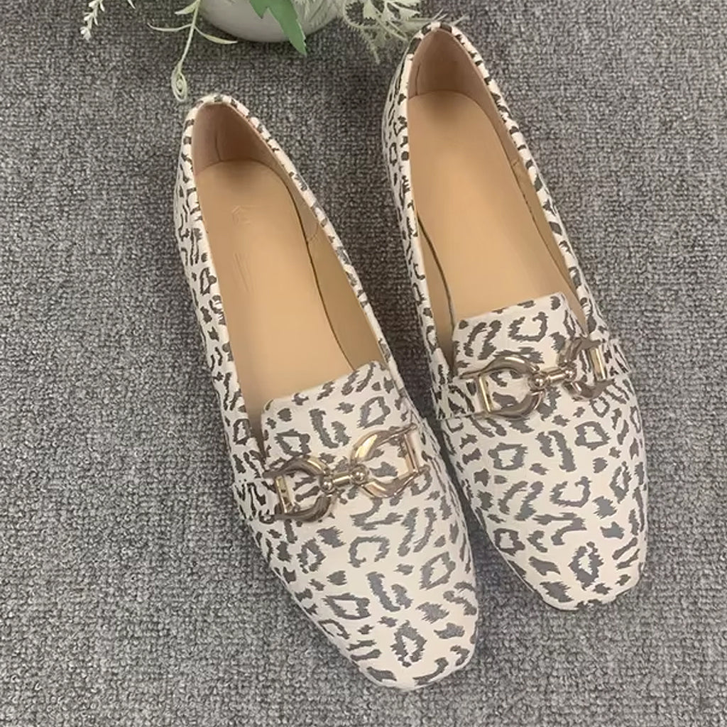 Leopardmönstrad beige loafer med kedja för dam