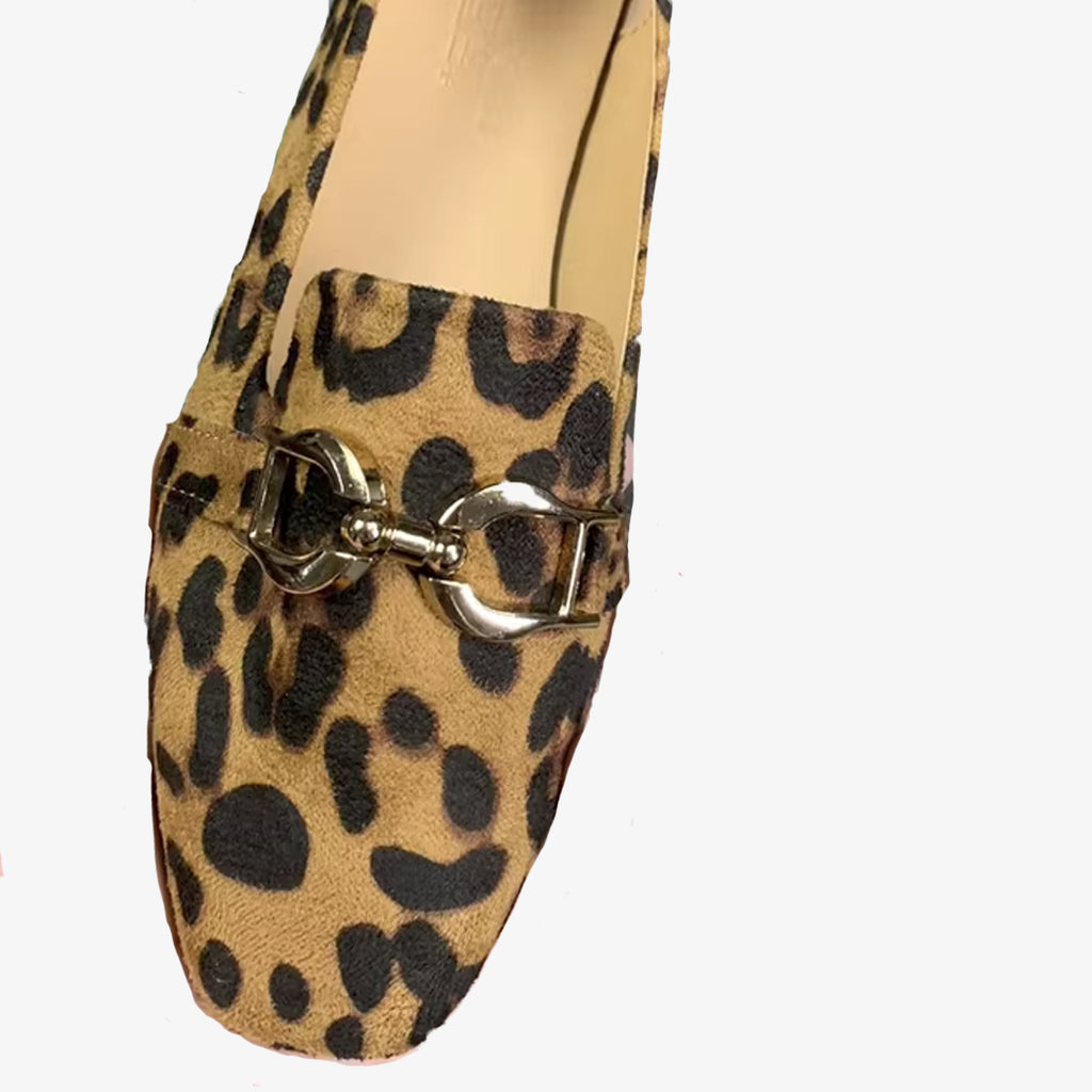 Loafers med leopardmönster och kedja för kvinnor med en metallisk detalj