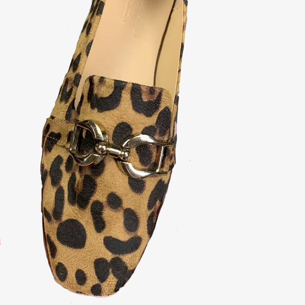 Loafers med leopardmönster och kedja för kvinnor med en metallisk detalj