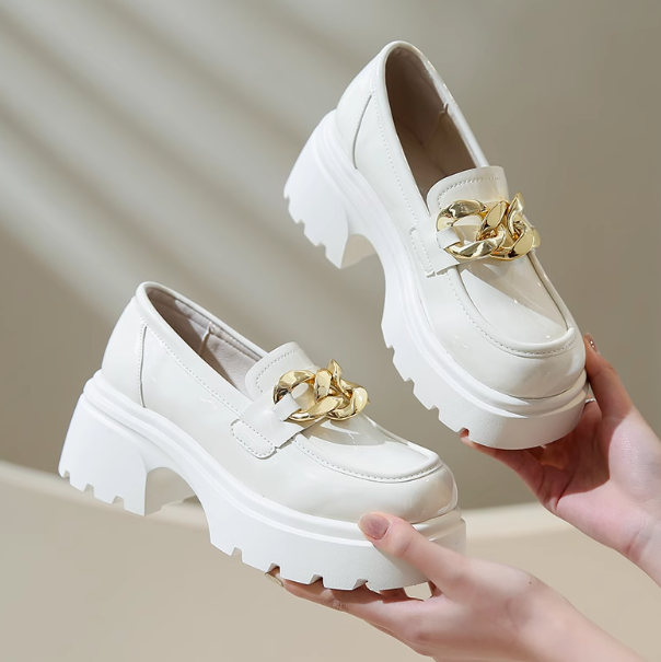Beige loafers med fyrkantig klack för dam