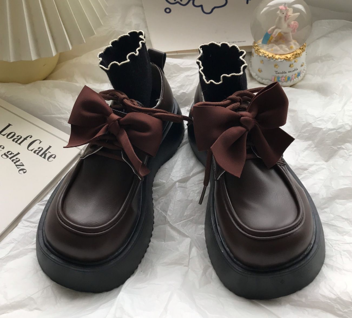 Bruna loafers med flugrosett och tjock sula