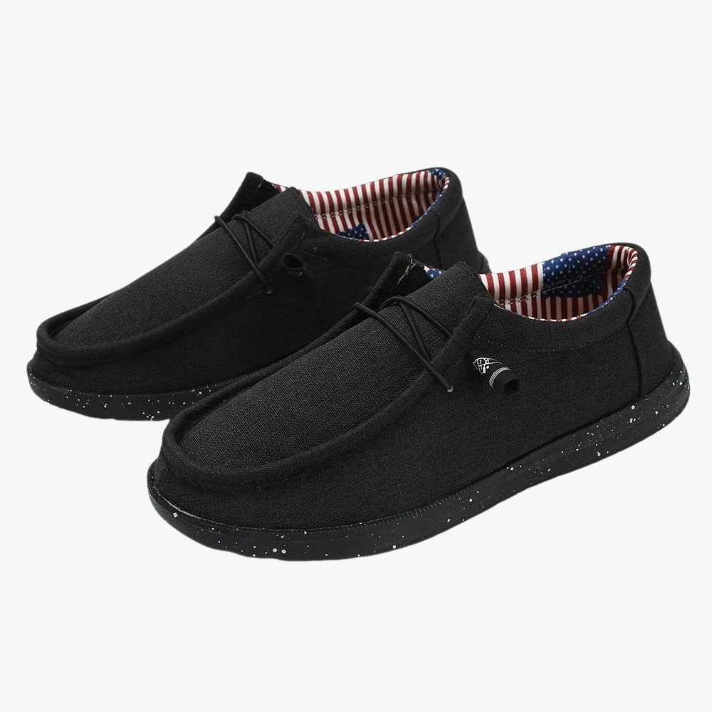Svarta loafers i tyg med tjock sula. Insidan i tyg har ett mönster som föreställer den amerikanska flaggan.