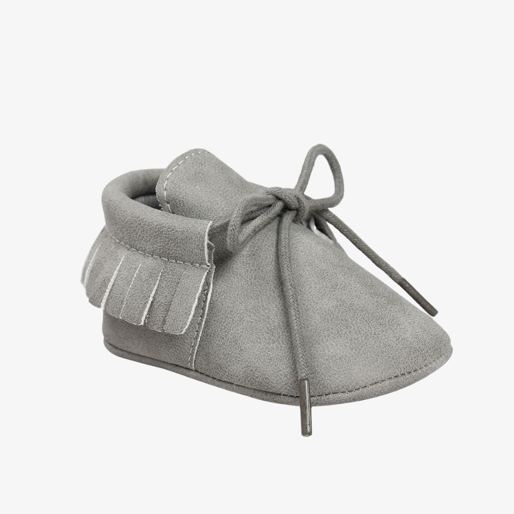 Grå babyloafers med snörning och fransar