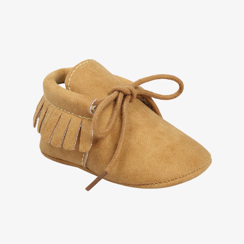Beige babyloafers med snörning och fransar