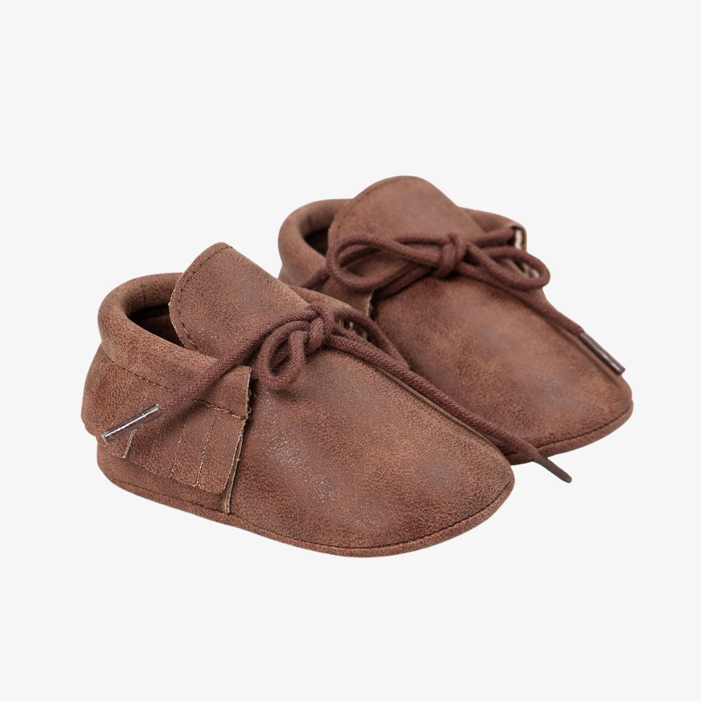 Bruna babyloafers med snörning och fransar