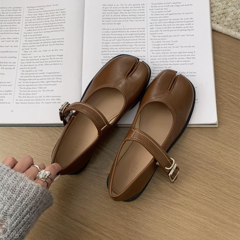 Bruna ballerinor Mary Jane i Tabi-stil