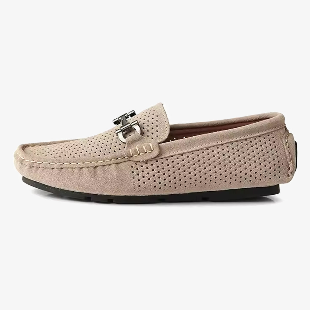 Bild på en andningsbar seglarloafer i beige mocka för män, sedd från sidan mot vit bakgrund.
