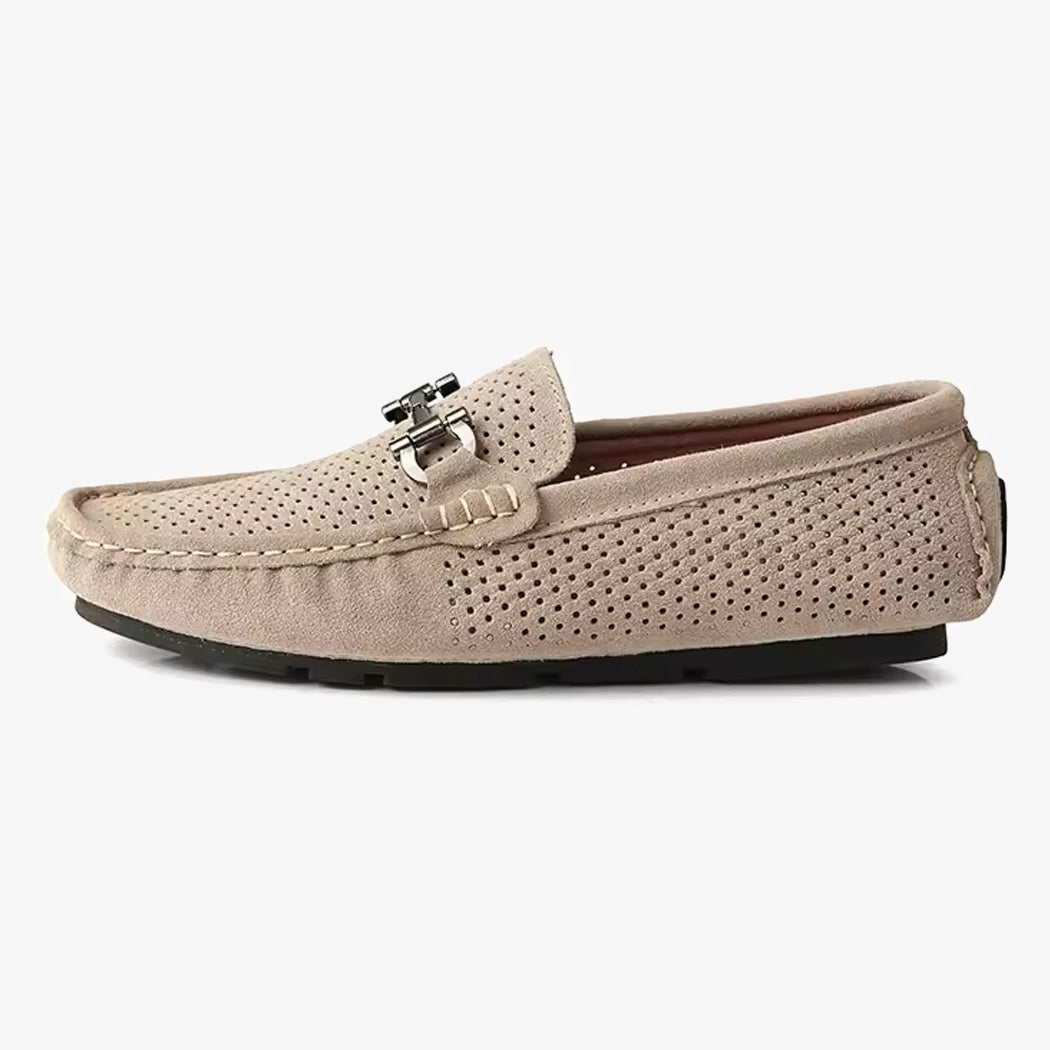 Bild på en andningsbar seglarloafer i beige mocka för män, sedd från sidan mot vit bakgrund.