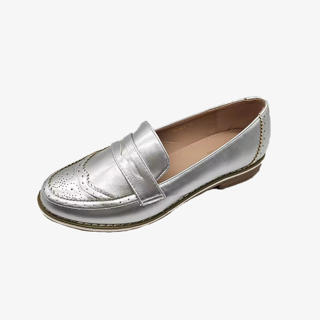 En silverfärgad chic loafer för kvinnor på enfärgad vit bakgrund