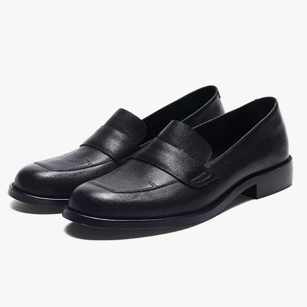 Par klassiska svarta och eleganta loafers i läder för kvinnor