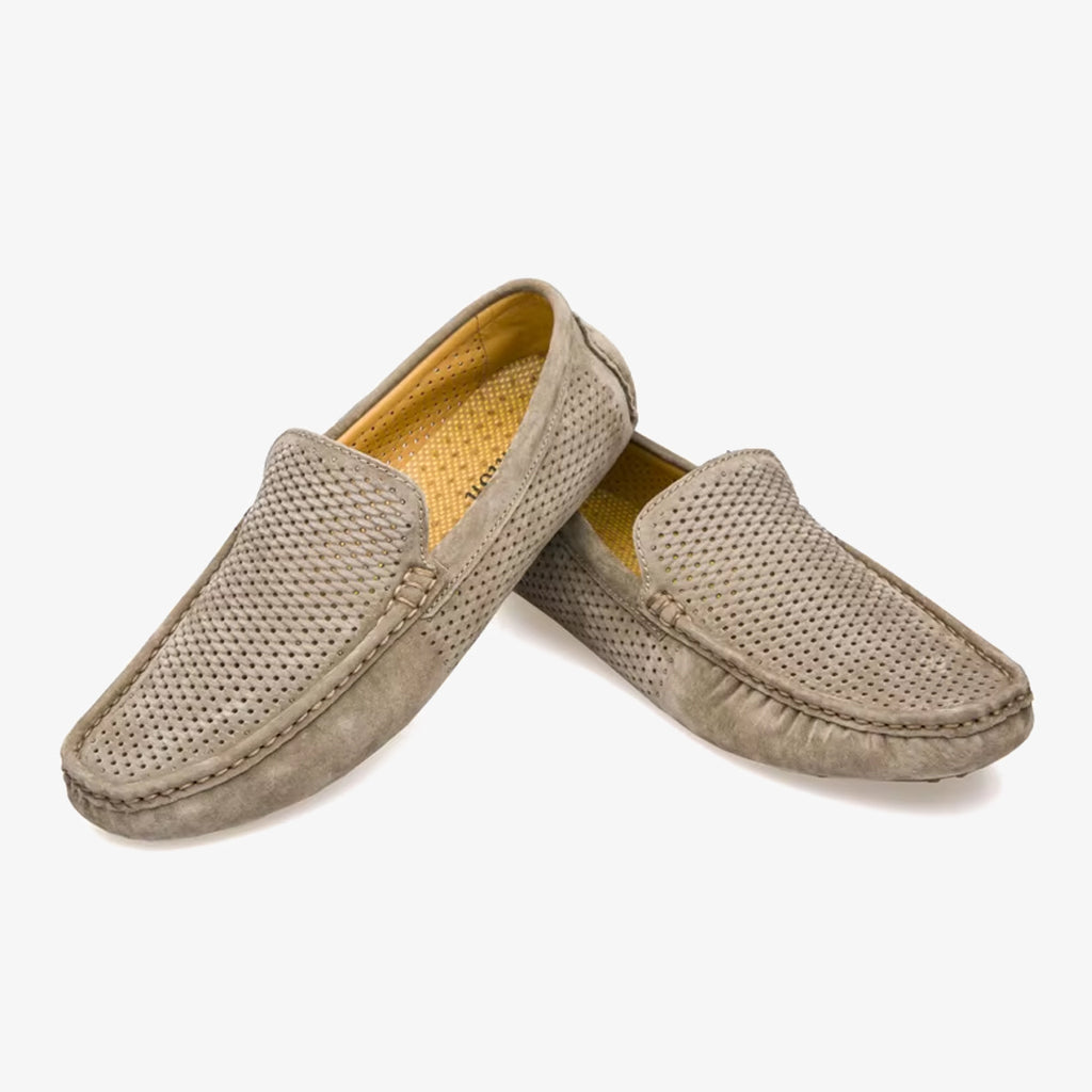 Ett par sommarloafers i mocka för män på vit bakgrund.