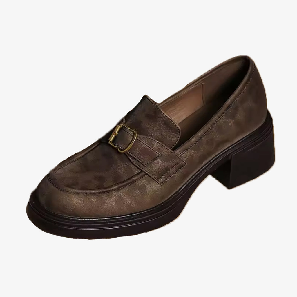 Loafer i brunt leopardläder med metallspänne på vit bakgrund