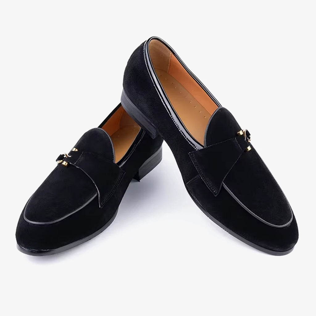 Ett par eleganta loafers i mocka för män mot en enfärgad vit bakgrund