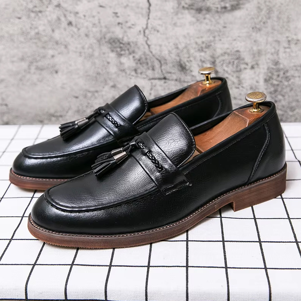 Elegant svart loafer med tofsar i läder för herr